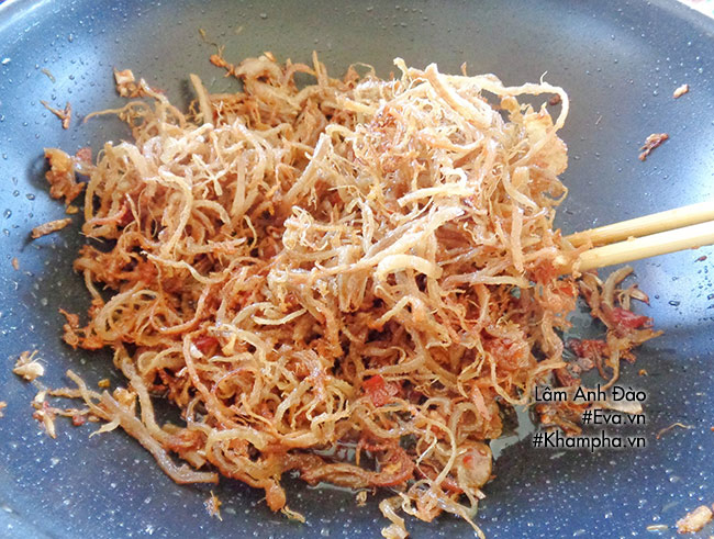 Cuối tuần ở nhà làm thịt heo xé sợi cho chồng con nhâm nhi