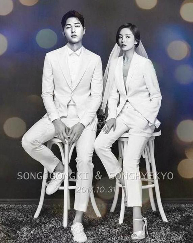 Cùng ngắm nhìn bộ ảnh cưới của cặp đôi đình đám Song Hye Kyo và Song Joong Ki với sự góp mặt của những tông màu trắng tinh khôi, ánh sáng mềm mại và những khoảnh khắc lãng mạn đầy cảm xúc. Đây chắc chắn sẽ là một bộ ảnh cưới đẹp tuyệt vời để truyền cảm hứng cho những cặp đôi đang chuẩn bị bước vào cuộc hôn nhân.