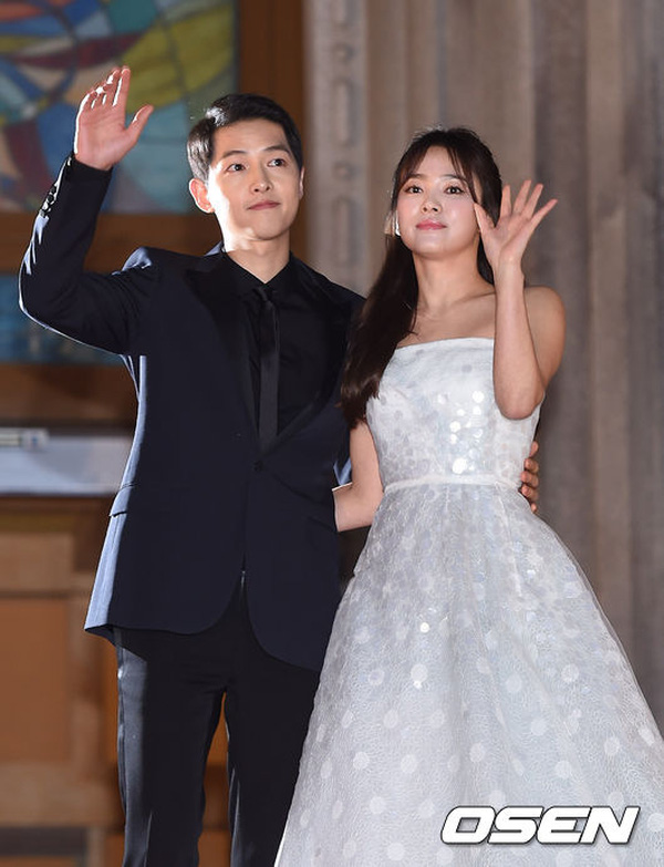 Những bức ảnh cưới của Song Hye Kyo và chồng vô cùng hạnh phúc và ngọt ngào. Nhìn vào đó, bạn sẽ cảm nhận được tình yêu chân thành của hai người muốn dành cho nhau. Hãy đến xem và cảm nhận sự ấm áp trong bức ảnh này.