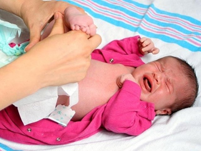 Hướng dẫn mẹ cách xử lý khi trẻ sơ sinh bị tiêu chảy sủi bọt