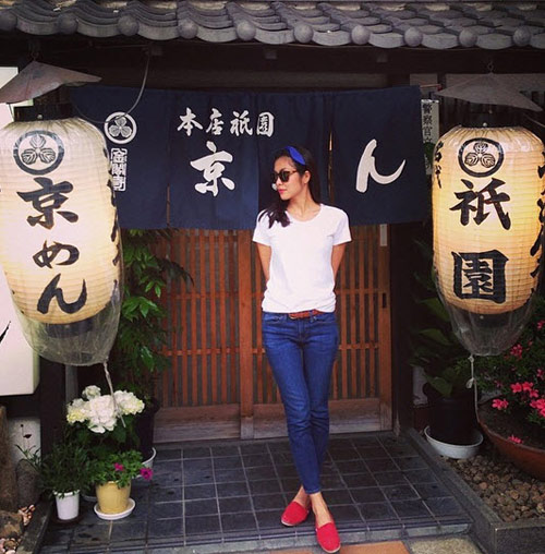 chi quan jeans + ao so mi, ha tang van toa sang! - 8