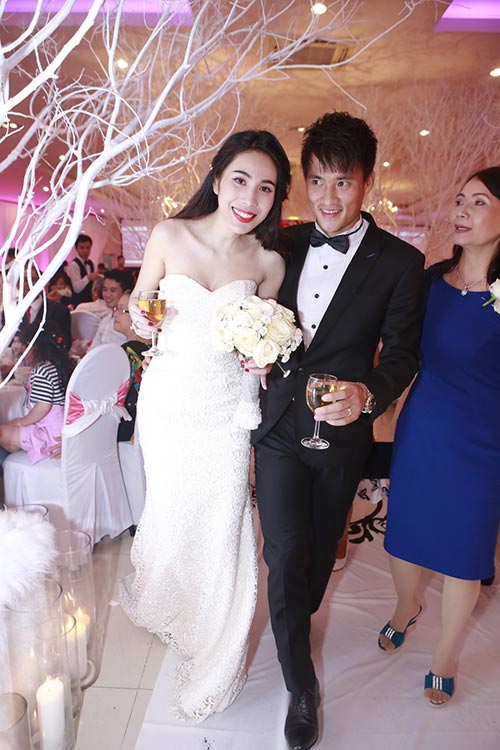 Công Vinh - Thủy Tiên thích thú tung hoa cưới - 9