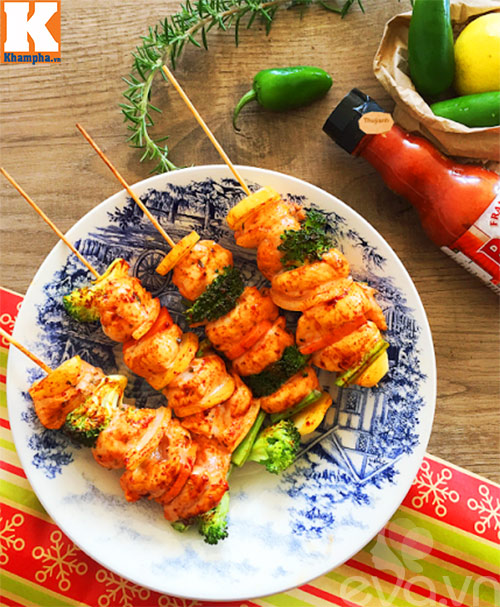 Thịt gà xiên nướng rau củ thơm lừng