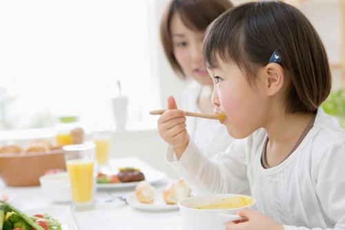Trẻ biếng ăn mẹ nên và không nên làm gì