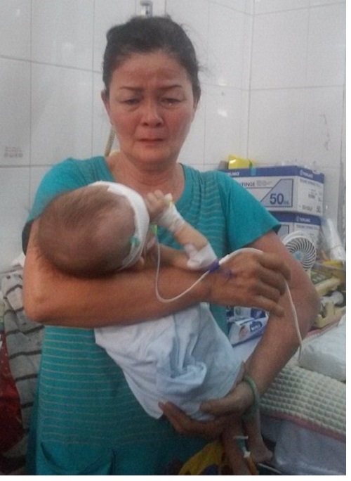 Nước mắt cạn khô của người mẹ 1 năm ròng chăm sóc con trai 12 tháng bị liệt ruột