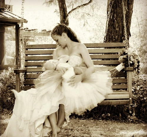 Ảnh cô dâu hồn nhiên kéo váy cưới cho con bú tuyệt đẹp