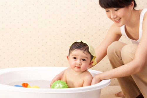 6 thời điểm mẹ tắm cho bé sơ sinh có thể nguy hiểm tính mạng con
