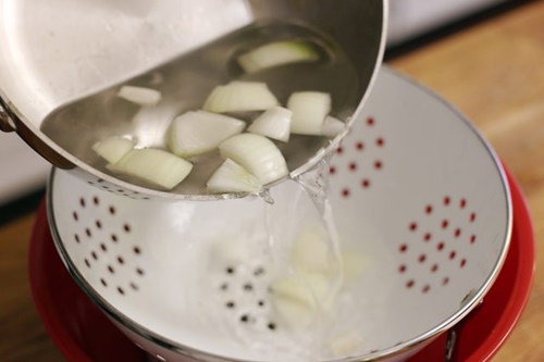 Học lỏm bí kíp làm 3 loại nước siro hành tây trị ho ngày lạnh cho trẻ