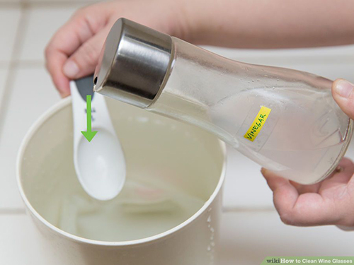 Dùng nước nóng giấm để rửa ly bạn sẽ phải bất ngờ vì kết quả