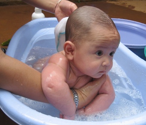 Bác sĩ chỉ ra 7 lý do không nên tắm cho trẻ ngay sau khi sinh