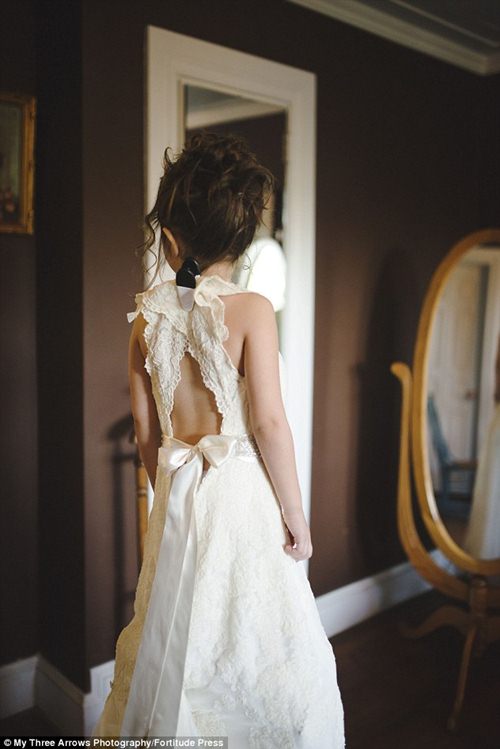 Lý do bé gái 4 tuổi mặc váy cưới chụp ảnh khiến nghìn người xúc động