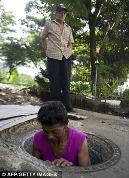 Cảnh sống đối lập của 2 gia đình nghèo chọn ống cống làm nhà