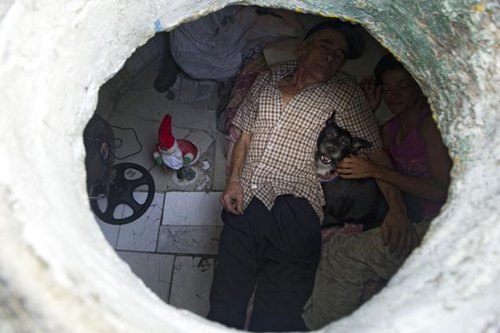 Cảnh sống đối lập của 2 gia đình nghèo chọn ống cống làm nhà