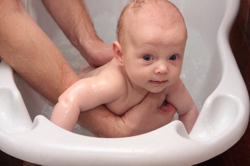 Cách tắm cho trẻ sơ sinh mùa đông chuẩn từng bước một để không gây hại sức khỏe