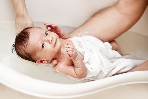 Cách tắm cho trẻ sơ sinh mùa đông chuẩn từng bước một để không gây hại sức khỏe