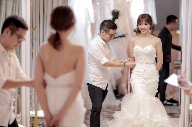 Hari won khiến fan phát sốt vì được trấn thành tặng đến hai chiếc váy cưới cực đắt