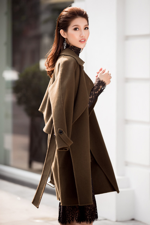 Cách mix váy và áo khoác đẹp cho nữ công sở tuổi 30 xinh tươi đón xuân