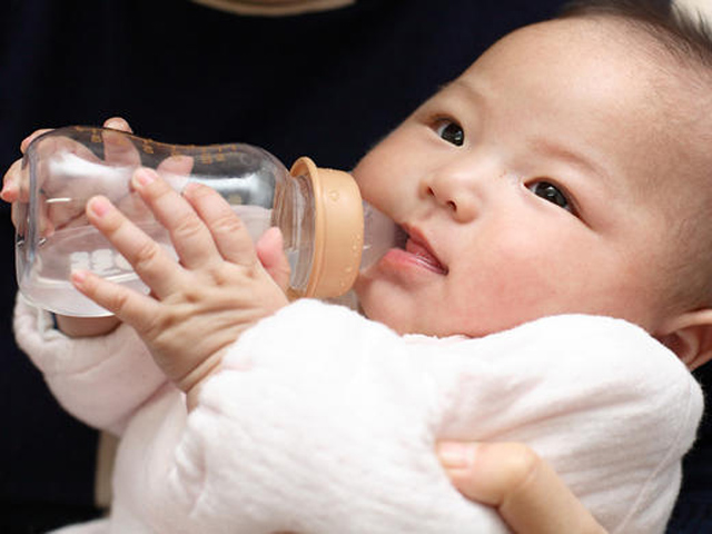 Cho trẻ sơ sinh uống nước thêm nước lọc, cẩn thận hại con