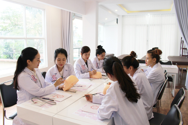 Newme Beauty Academy Tự Lam Minh Khac Biệt Giữa Biển Học Viện