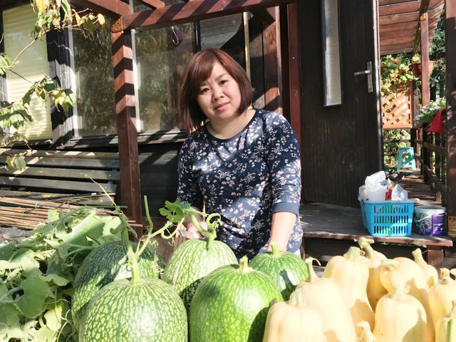 Thức đến 2h sáng soi đèn để vợ chăm vườn rau gì cũng có: Anh chồng chuẩn soái ca