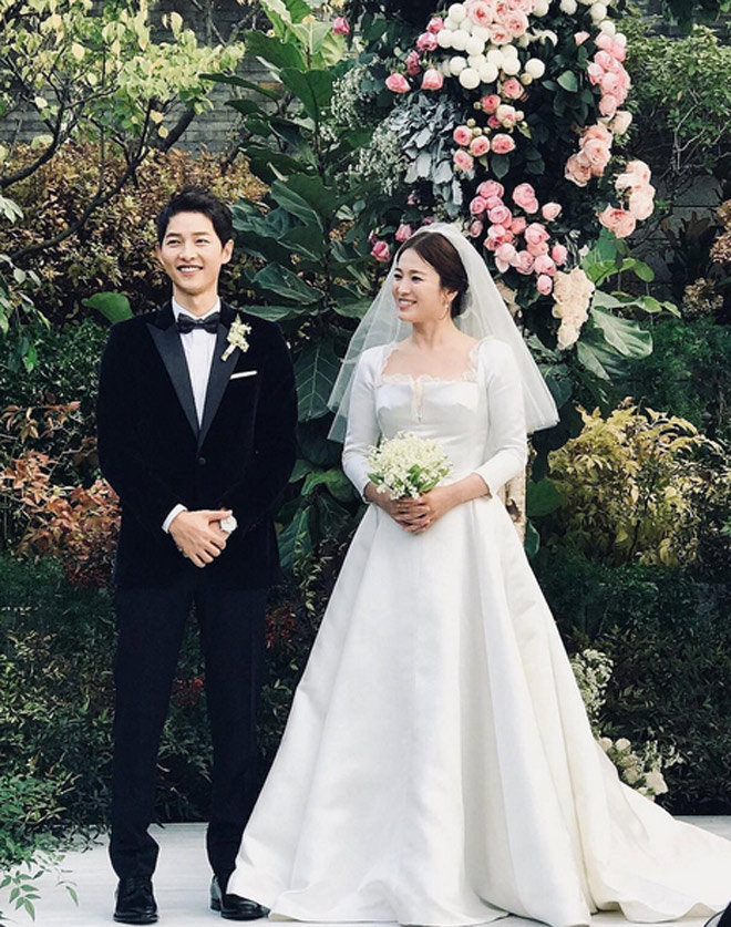 Song Hye Kyo được bố Song Jong Ki khen ngợi vì đã về quê cùng nhà chồng