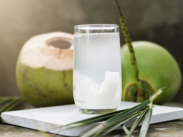 3 tháng cuối thai kỳ, bà bầu có nên uống nước dừa không?