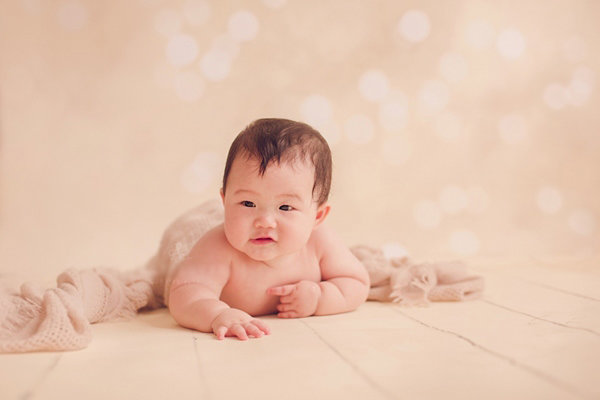 Trẻ 1 tuổi uống bao nhiêu sữa mỗi ngày? Loại sữa nào phù hợp cho