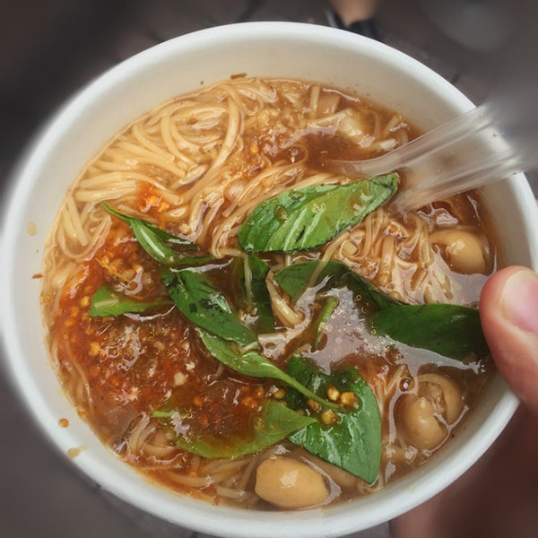 Hàng bún ở phố đi bộ đài loan gây sốt vì món ăn ngon mà cô chủ xinh như hotgirl - 2