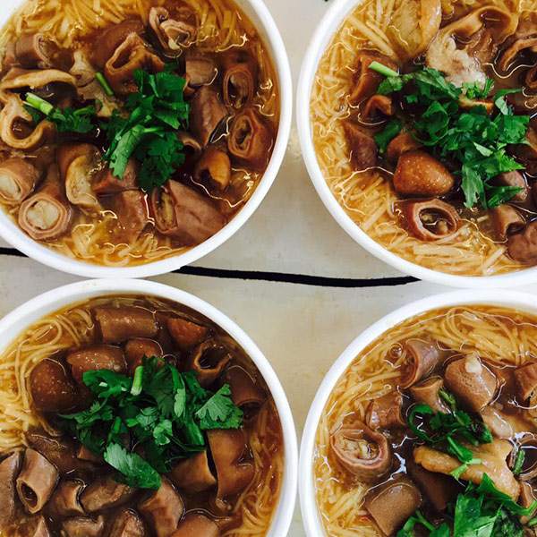 Hàng bún ở phố đi bộ đài loan gây sốt vì món ăn ngon mà cô chủ xinh như hotgirl - 6