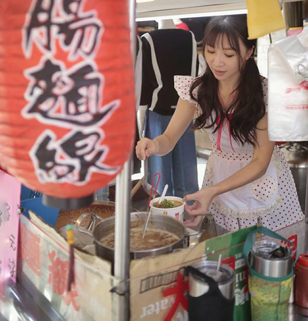 Hàng bún ở phố đi bộ đài loan gây sốt vì món ăn ngon mà cô chủ xinh như hotgirl - 3