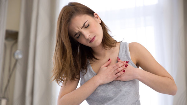 U xơ tuyến vú thường gây đau đớn, khó chịu và nhiều phiền toái khác cho người bệnh