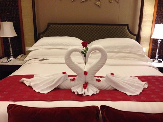 Tự tay gấp chim thiên nga bằng khăn tắm tuyệt đẹp cho giường cưới - 12
