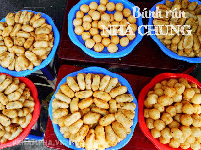 Ghé hàng bánh rán mặn vỉa hè phố Nhà Chung với cách ăn có một không hai