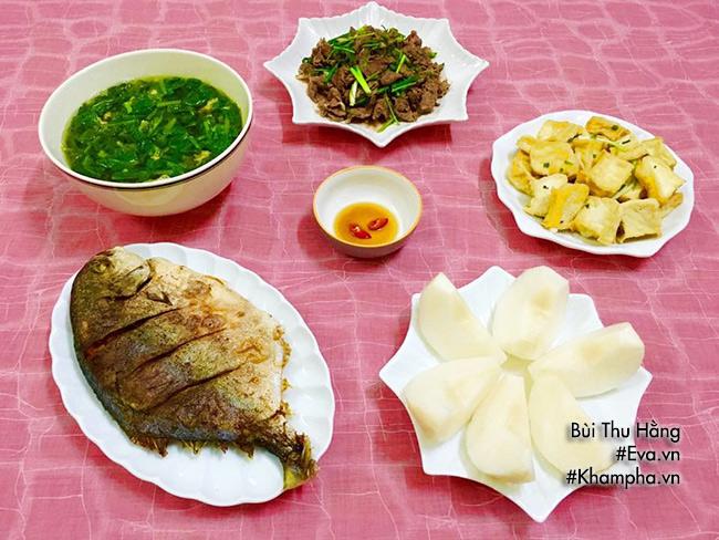 Mâm cơm gia đình đơn giản với cá chim rán, đậu phụ tẩm hành nóng hổi