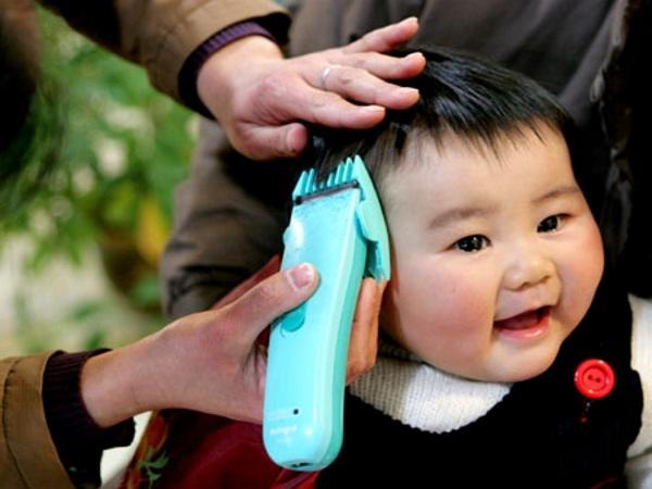 Hãy cùng tìm hiểu về việc cắt tóc cho trẻ sơ sinh để bé yêu của bạn luôn thật xinh xắn và thoải mái nhé!