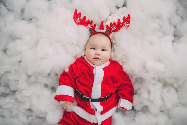 Làm cha mẹ, bạn muốn lưu giữ những khoảnh khắc ấn tượng của bé yêu trong mùa Noel. Cùng chụp ảnh Noel cho bé yêu của bạn để tạo ra những bức ảnh được ghi lại những cảm xúc tuyệt vời nhất nhé!