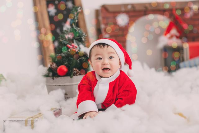 Mùa lễ hội Noel đang đến gần, hãy chụp ảnh Noel cho bé để lưu giữ những giây phút ngọt ngào và lãng mạn cùng gia đình vào dịp này.