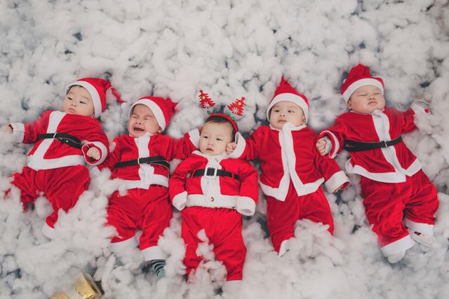Chụp ảnh Noel cho bé: Cùng đón Noel trong không khí tươi vui, hãy chụp những bức ảnh đáng yêu của bé để lưu giữ những khoảnh khắc đáng nhớ với gia đình. Hãy xem những tấm hình này để bắt đầu tìm nguồn cảm hứng cho bộ sưu tập ảnh Noel của bạn.
