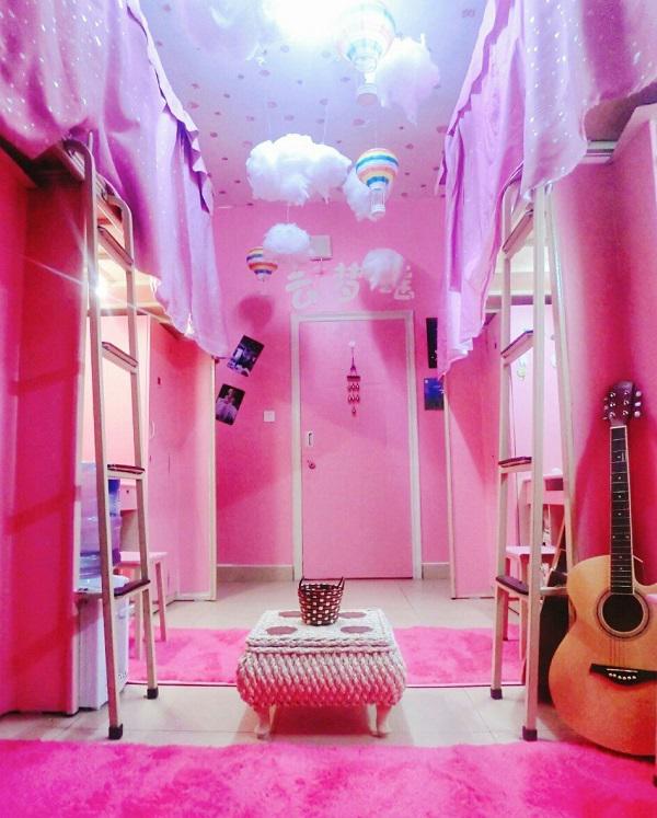Phòng KTX màu hồng: Với màu sắc tươi tắn, phòng KTX màu hồng sẽ là điểm nhấn thu hút du khách trẻ tuổi. Không chỉ đẹp mắt mà còn tiện nghi và đầy đủ tiện ích. Hãy đến và trải nghiệm không gian sống mới lạ tại phòng KTX màu hồng.