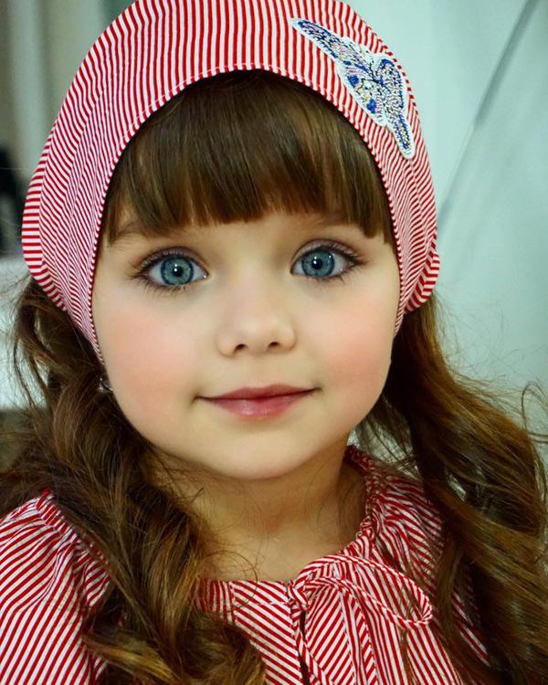 Đôi mắt đẹp của người trưởng thành đều có sức mạnh nói lên tâm hồn và sự trang trọng. Còn đôi mắt đẹp của trẻ em lại đầy mơ mộng và ngọt ngào. Hãy ngắm nhìn bức ảnh này và cảm nhận sự rực rỡ của đôi mắt đáng yêu này.