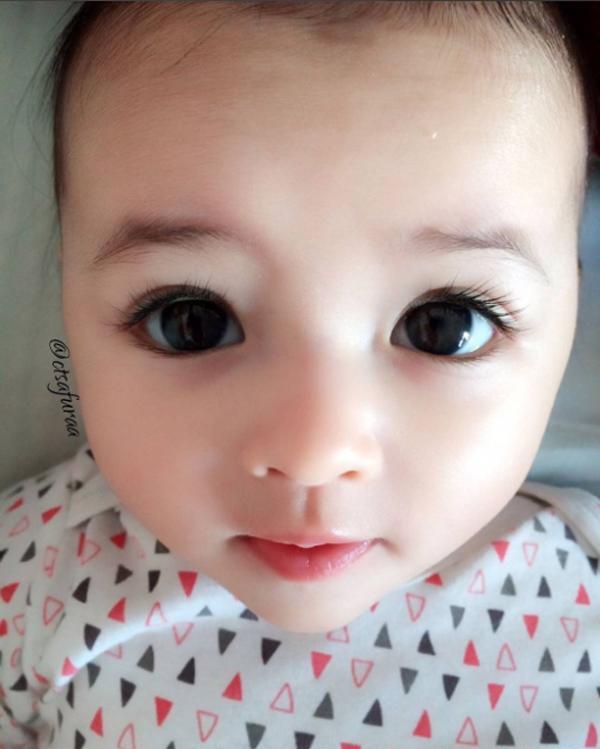 Nhìn vào đôi mắt em bé dễ thương này, bạn sẽ cảm nhận được sự trong sáng, chân thật và thuần khiết của trẻ thơ. Mỗi cái nhìn của bé là tấm gương phản ánh nội tâm trong trẻ, thật tuyệt vời phải không?