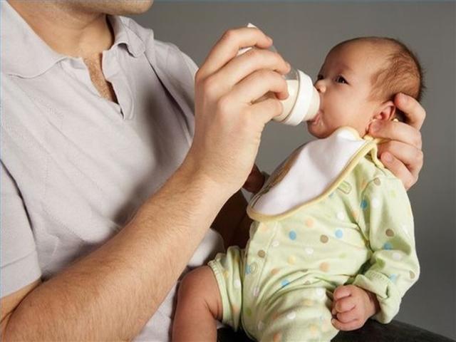Hướng dẫn chi tiết cách pha sữa cho trẻ để giữ được chất dinh dưỡng