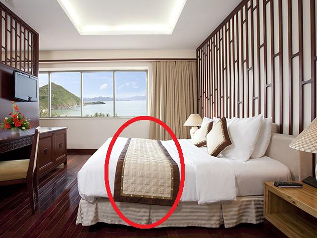 Bí mật không ngờ sau tấm khăn trải ngang giường tưởng chỉ để trang trí trong khách sạn