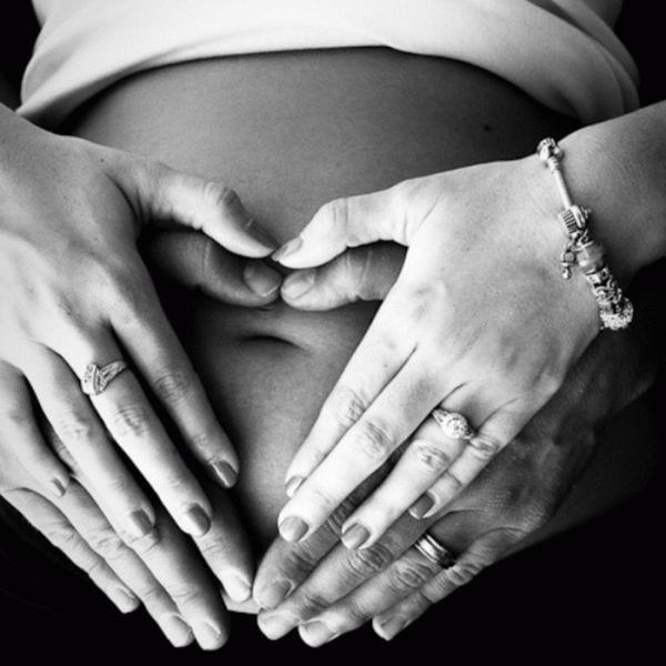 Глажу живот мужчине. Мужские руки на беременном животе. Парная фотосессия беременности. Картинки на животе беременных. Поцелуй в живот беременной.